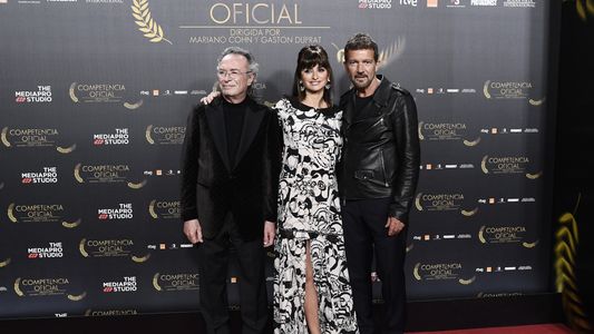 Madrid aplaudió de pie a Oscar Martínez, Penélope Cruz y Antonio Banderas en el estreno de Competencia Oficial