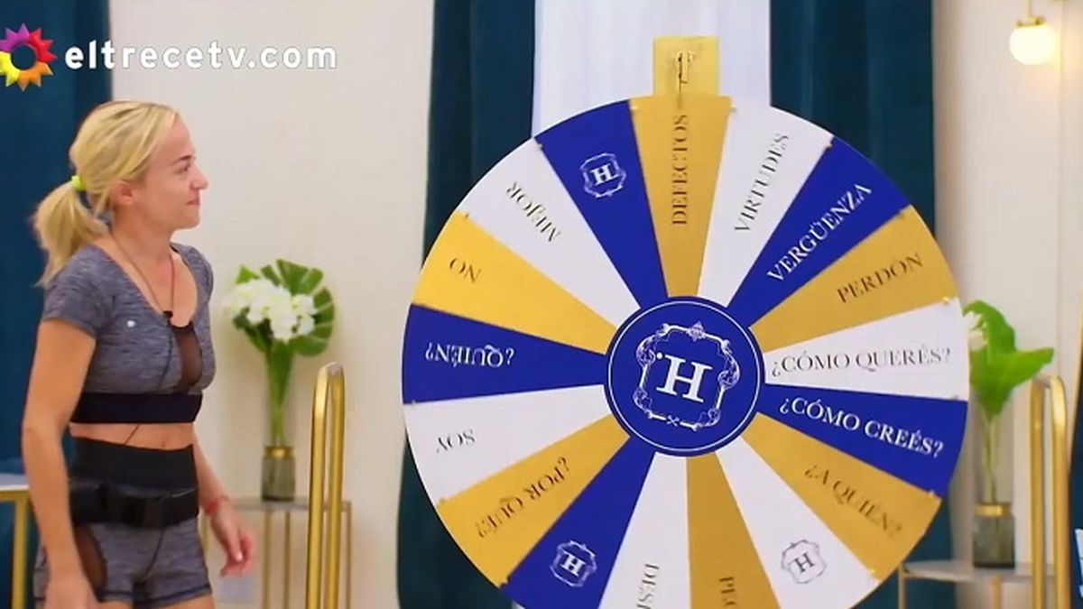 En el juego de la ruleta en El hotel de los famosos, Sabrina Carballo habl&oacute; de su relaci&oacute;n con Chanchi Est&eacute;vez y los dos se quebraron.&nbsp;