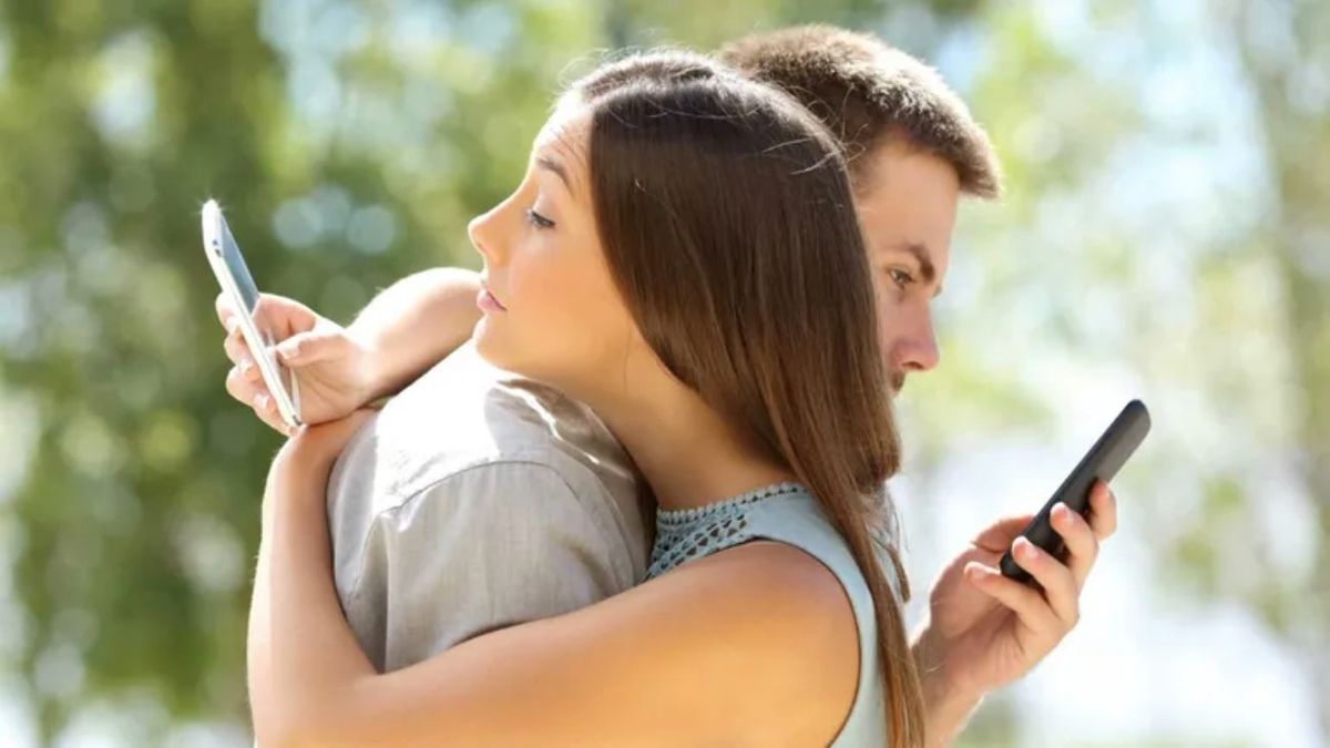Cuáles son los 5 emojis de WhatsApp que usa tu pareja cuando es infiel