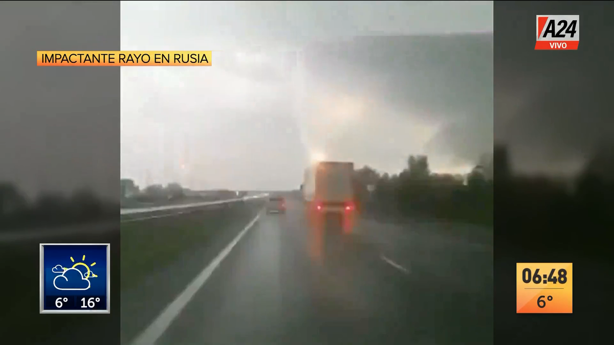 Se hizo viral el impacto de un súper rayo en un camión en movimiento y se salvaron de milagro. (Captura de Tv)