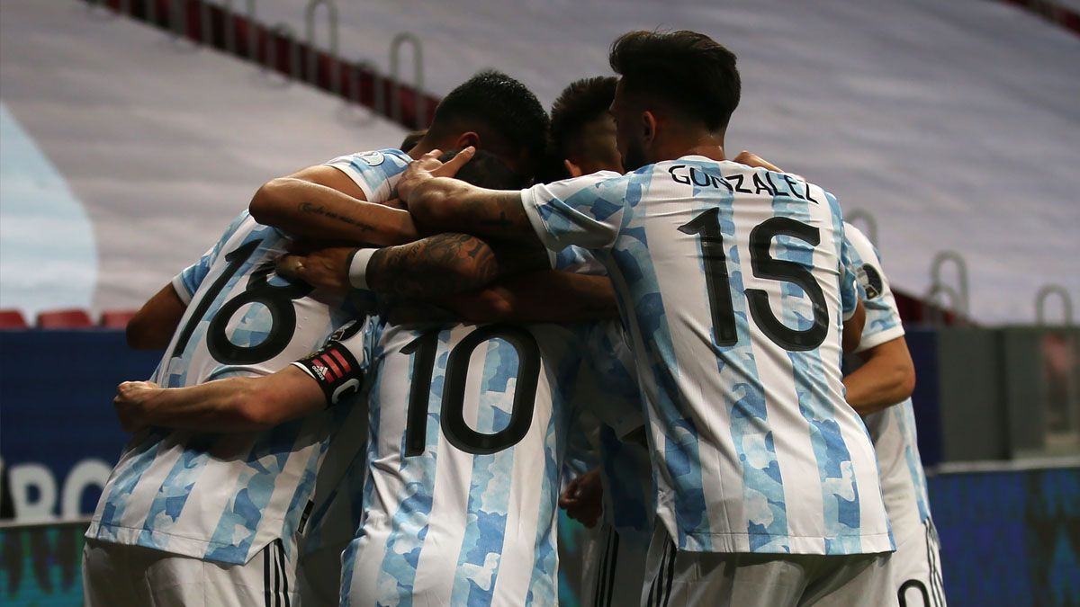 Argentina sumó su primera victoria de la Copa América y lidera la zona A junto a Chile.