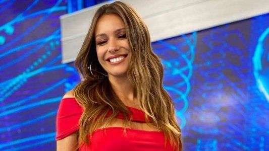 Pampita desatada antes del casamiento, volvió locos a todos con su vestido rojo y sin bombacha