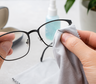 Sin detergente ni jabón: el truco que debes usar para sacar los RAYONES de los lentes