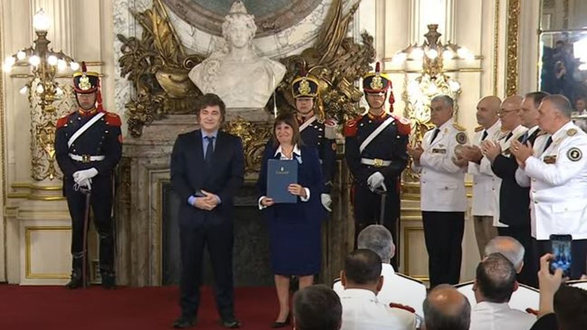 Javier Milei y Patricia Bullrich en la entrega de sables.