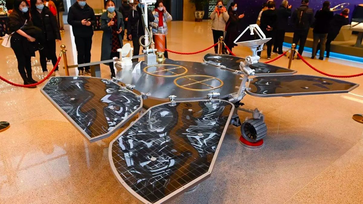 El robot que China logró posar sobre Marte.