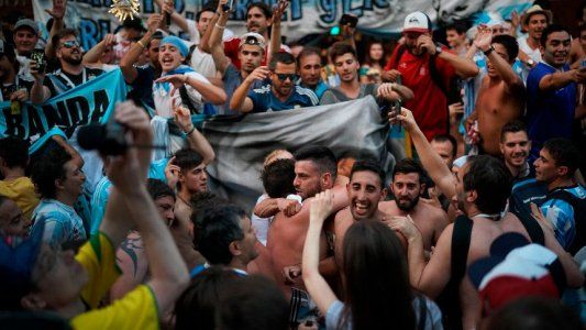 Dos argentinos deportados en Rusia luego de los incidentes previos al partido