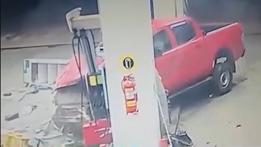 Impactante video en San Bernardo: un conductor chocó contra un surtidor de una estación de servicio