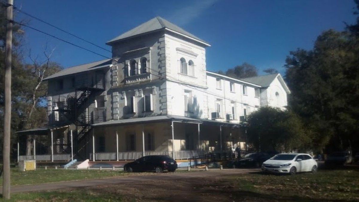 La Colonia Montes de Oca, un hospital psiquiátrico que supo albergar a mil pacientes con enfermedades mentales. Está ubicado en Torres, Luján.