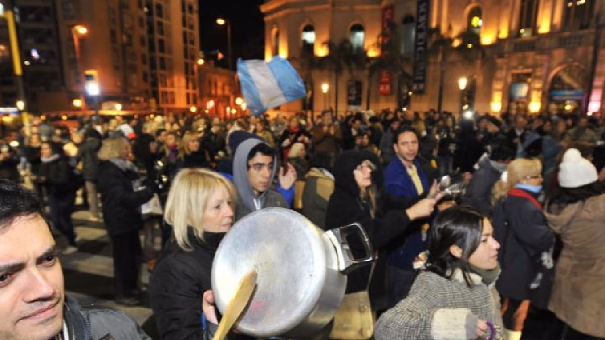 El estallido popular se hizo sentir en Casa Rosada con los cacerolazos del 19 y 20 de octubre de 2001 (Crédito: La voz de San Justo).&nbsp;