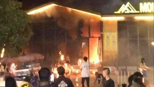 Video | Un trágico incendio en una disco de Tailandia dejó al menos 14 muertos