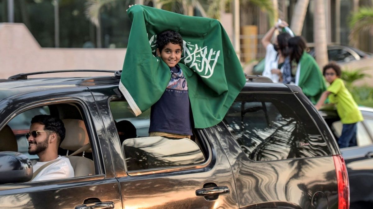 un chico festeja en familia por las calles de Riad (Foto: Gentileza Talksport)