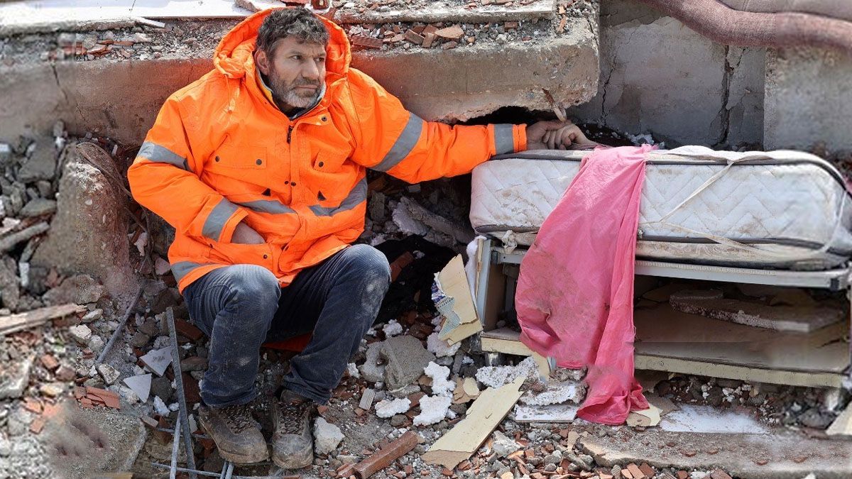 Dolor inmenso: la foto de un padre que se quedó sosteniendo sin soltar la  mano de su hija muerta en el terremoto de Turquía