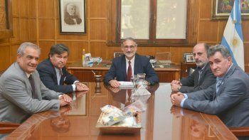 Con productores en las rutas, el Gobierno recibe a la Mesa de Enlace para subir retenciones, evitando el conflicto