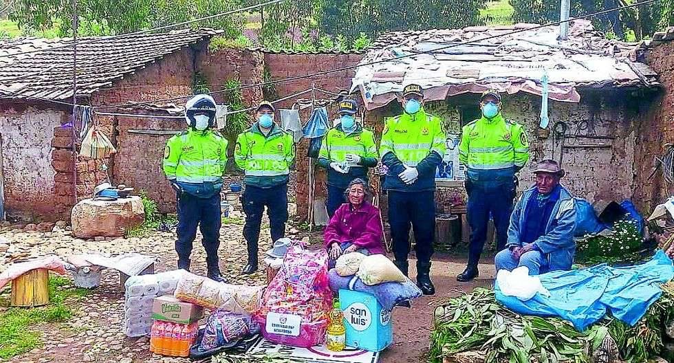 Una anciana llora porque no recibió bono económico y policías la consuelan llevándole ayuda