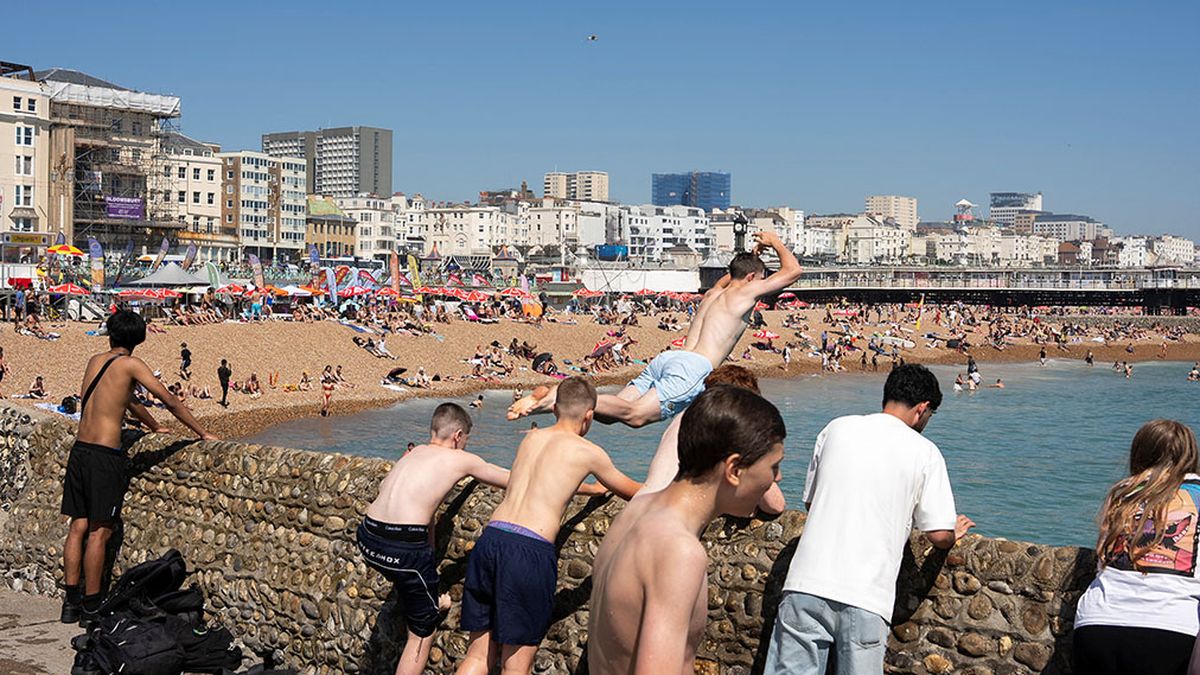 Un clavado desde donde sea al mar. Calor Insoportable en Europa. (Foto: Reuters)