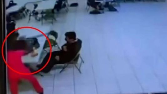 Video: Mujer le pega con un cinturón a un compañero de su hijo en la escuela