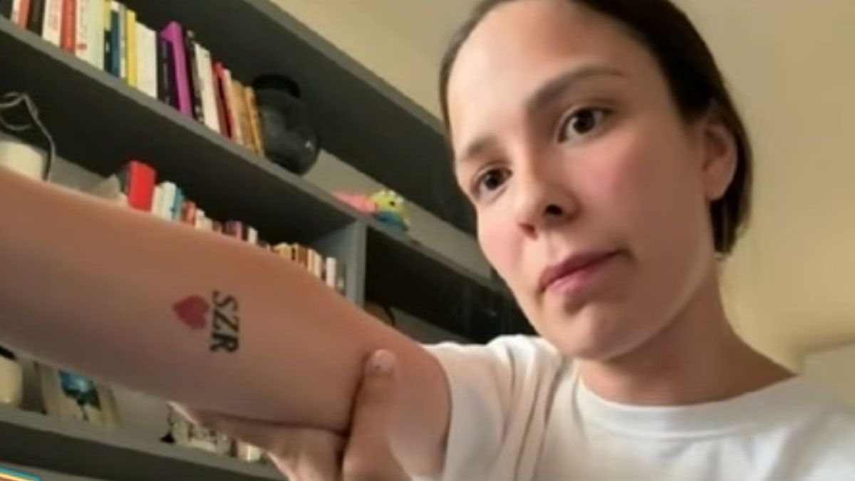 Priscila muestra el tatuaje que le hizo hacerse su pareja. Lo que parecía una muestra de amor, en realidad lo pensó como una marca de 