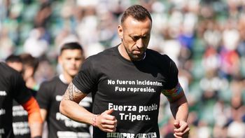 No fueron incidentes, fue represión: la remera negra que usó Gimnasia antes del partido contra Banfield