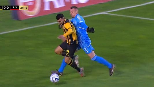 Polémica en River - The Strongest: el llamativo penal de Armani a Triverio