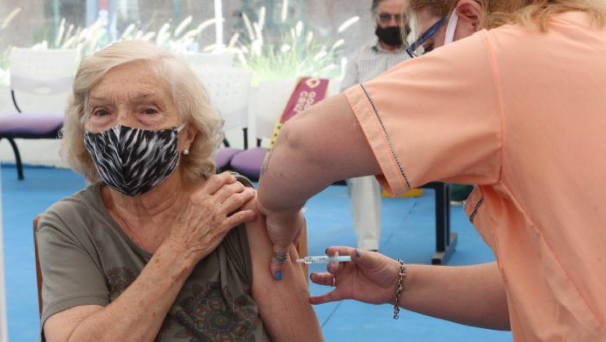 Este jueves se vacunaron a 6.188 adultos mayores de 80 años entre los ocho centros porteños habilitados.