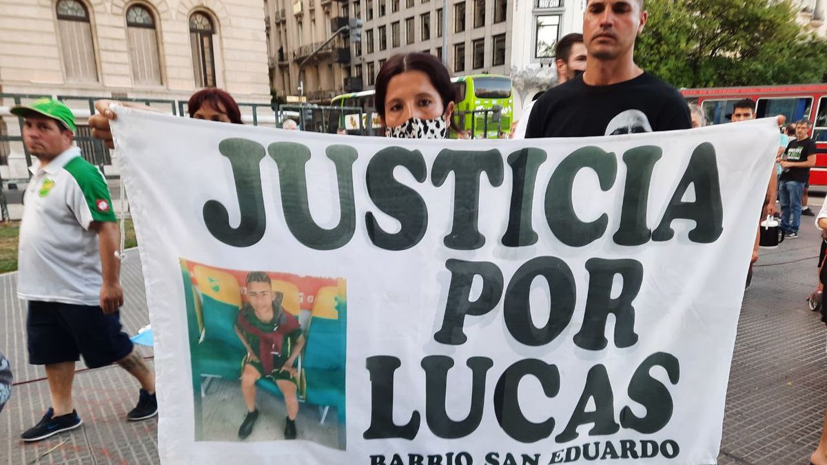 Decenas de personas se concentraban esta tarde frente a los tribunales porteños para participar de la manifestación en reclamo de Justicia por Lucas González (Foto: Twitter ANRed)