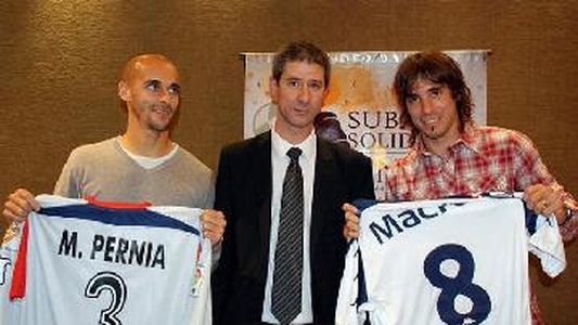 Más de 50 jugadores de fútbol que triunfan por el mundo colaboraron con una camiseta