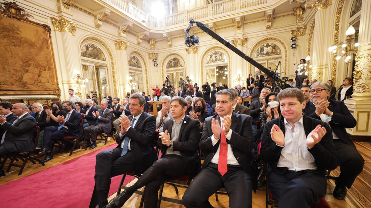 Los gobernadores escuchan el anuncio económico de Martín Guzmán. (Foto: oficial)