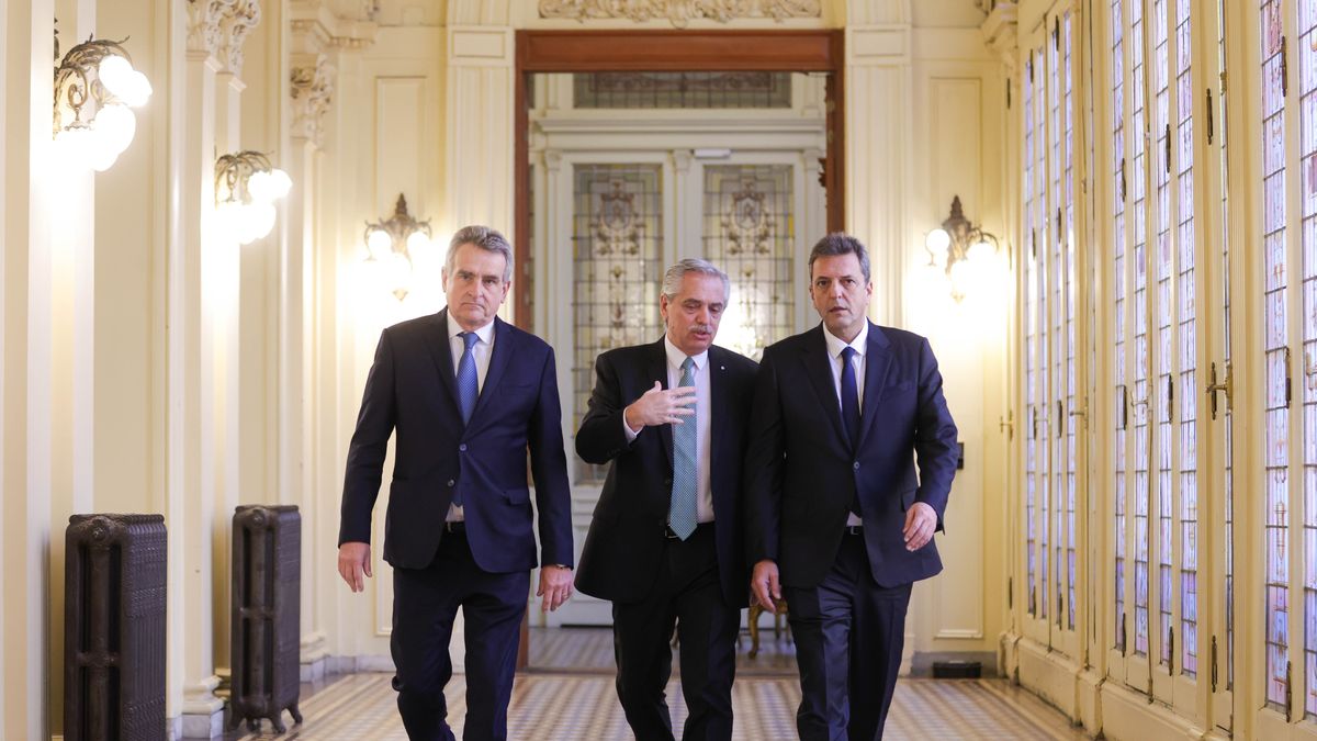 El Gobierno apuesta a la caída de Javier Milei en las encuestas y ya imagina un escenario de balotaje entre Sergio Massa y Patricia Bullrich. (Foto: NA)