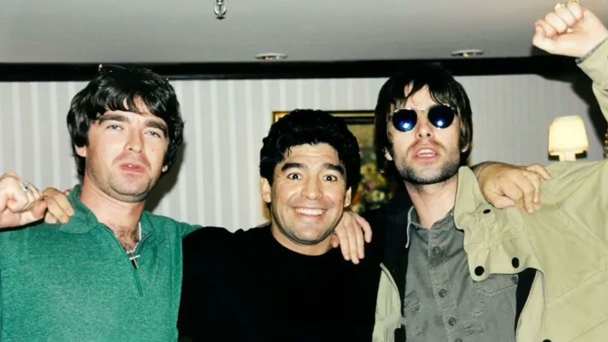 Los hermanos Noel y Liam Gallagher con Diego Maradona, una noche en Buenos Aires. (foto: Captura de Video)