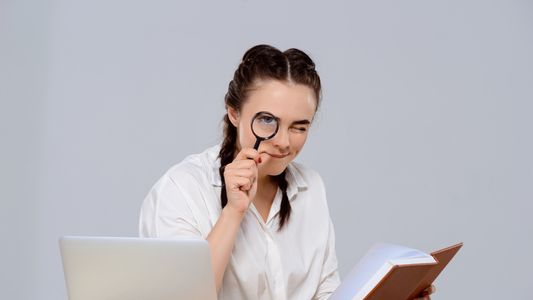 Horóscopo: Los 5 signos que van a stalkear a su ex como si fueras un detective con Mercurio en Escorpio