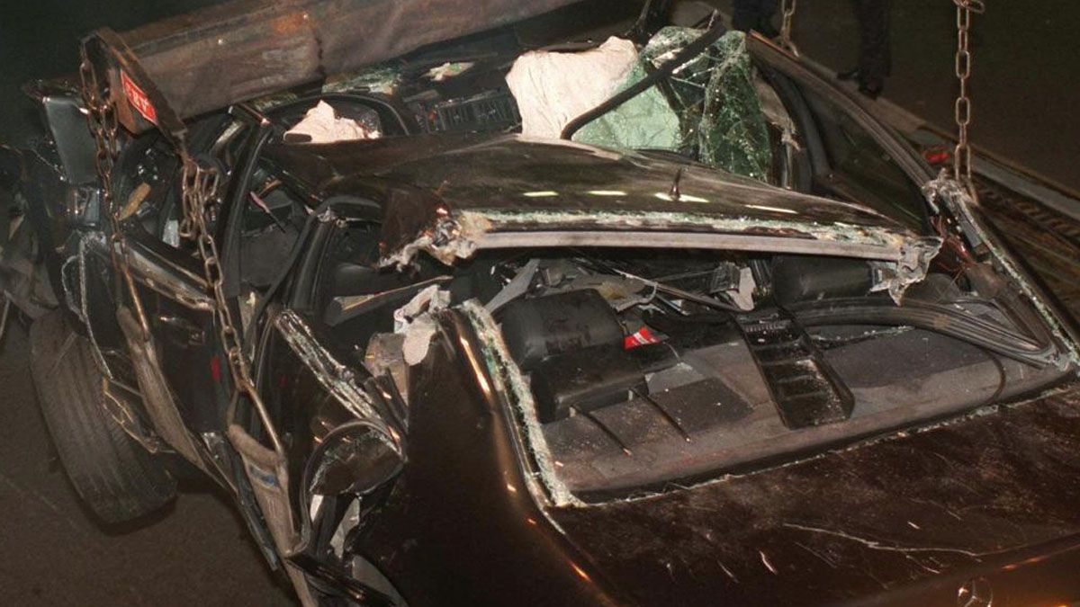 El auto destruido en el que viajaba Lady Di, el 31 de agosto de 1997 (Foto: AP)