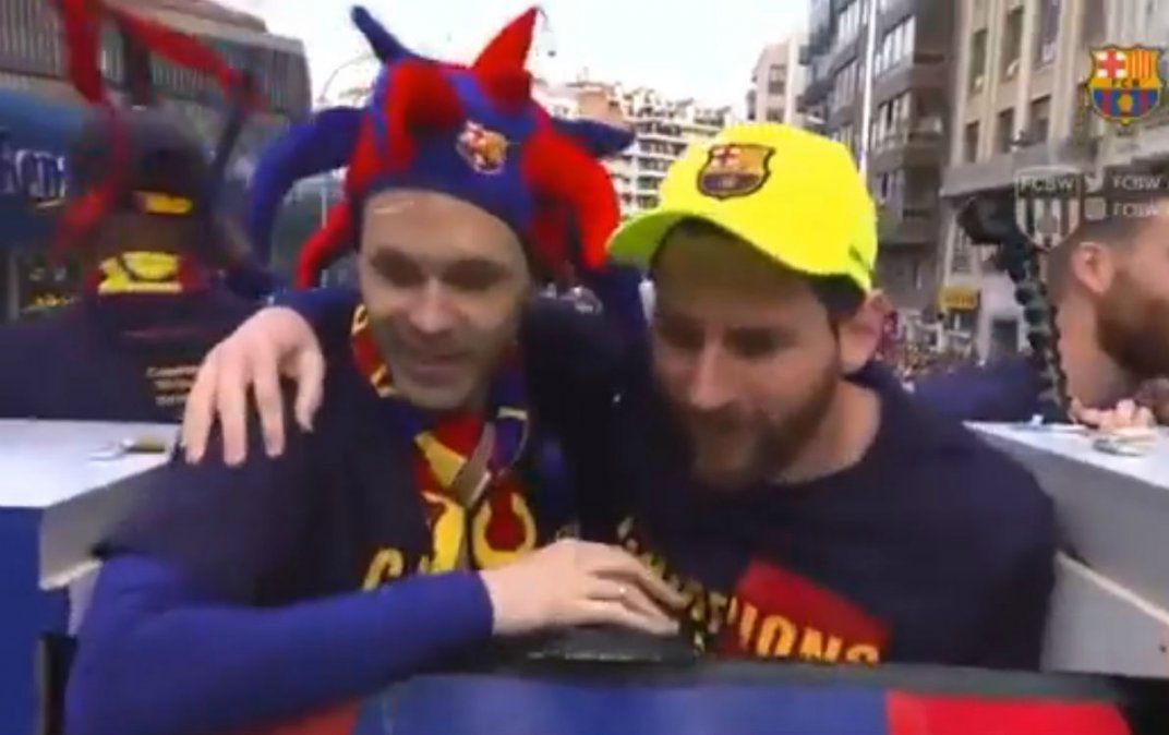 Video: el abrazo de Lionel Messi a Andrés Iniesta, el momento más emotivo de los festejos de Barcelona campeón