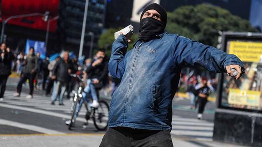 La marcha por la muerte de Facundo Molares terminó con graves incidentes: atacaron un puesto policial y tiraron bombas y piedras