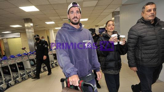 Las fotos en Ezeiza del arribo de Tini Stoessel y Rodrigo de Paul a la Argentina