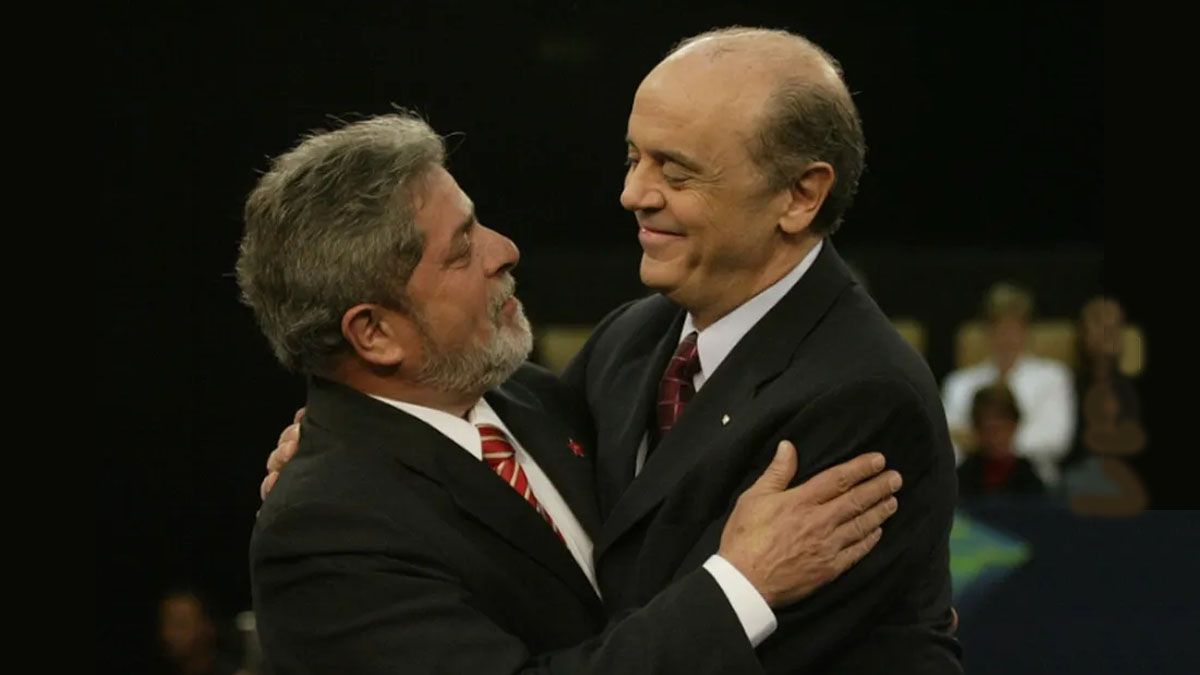 Lula derrotó a José Serra en 2002 y llegó a la presidencia por primera vez. Jair Bolsonaro, ese año, votó por el líder del Partido de los Trabajadores. Ahora, 20 años después, Serra elige a Lula por sobre Bolsonaro (Foto: Gentileza O Globo)