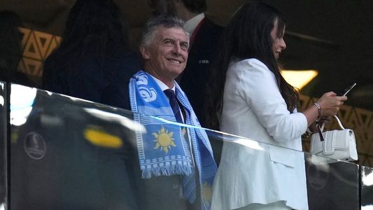 Mauricio Macri, presente en la goleada del City: foto con Guardiola, look llamativo y un polémico gesto