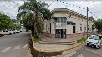 Se quedó dormido en la casa de un amigo y entró en shock por lo que le pasó después