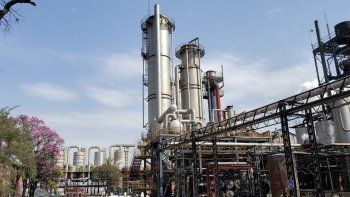 La industria azucarera asegura abastecimiento regular de alcohol, pero pide medidas al Gobierno