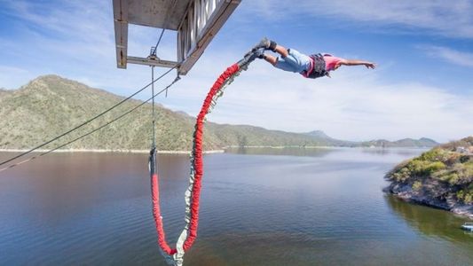 Se salvó de milagro: un turista hacía bungee jumping en Salta y se le cortó la soga