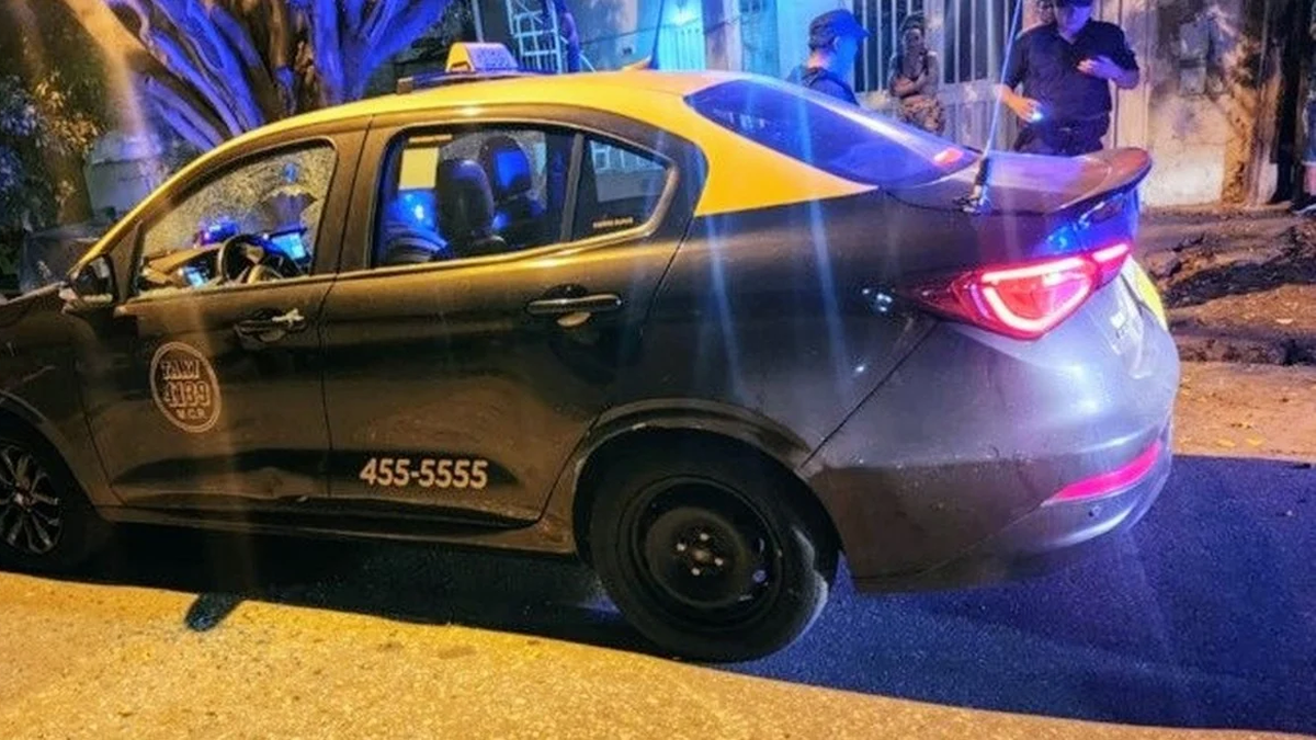 El taxi en donde asesinaron a una de las víctimasde. (Foto: gentileza El Litoral)&nbsp;