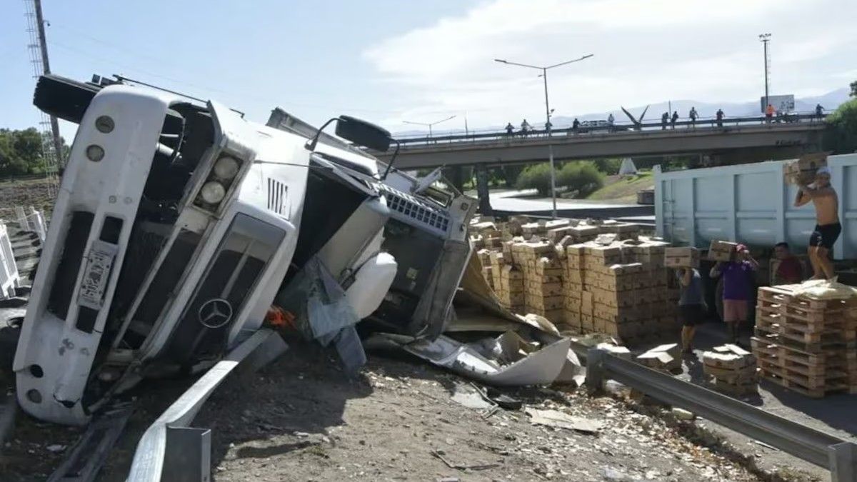 Un camión que transportaba papas congeladas y snacks volcó en Mendoza. (Foto: Los Andes)