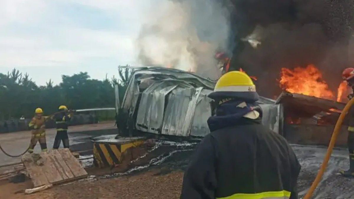 Un feroz incendio ocurrió en una fábrica en Misiones. (Foto: Misiones Cuatro) 