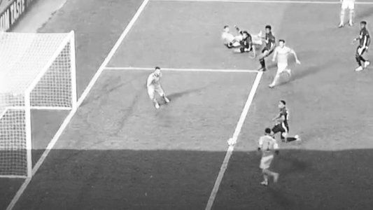 Sin arquero, sin marca y en el área chica: el gol que erró Sterling y que pudo haber clasificado a Manchester City