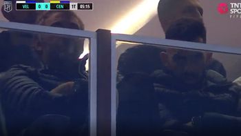 ¡Apareció! Las cámaras captaron a Carlos Tevez en la cancha de Vélez viendo a Rosario Central, su nuevo club