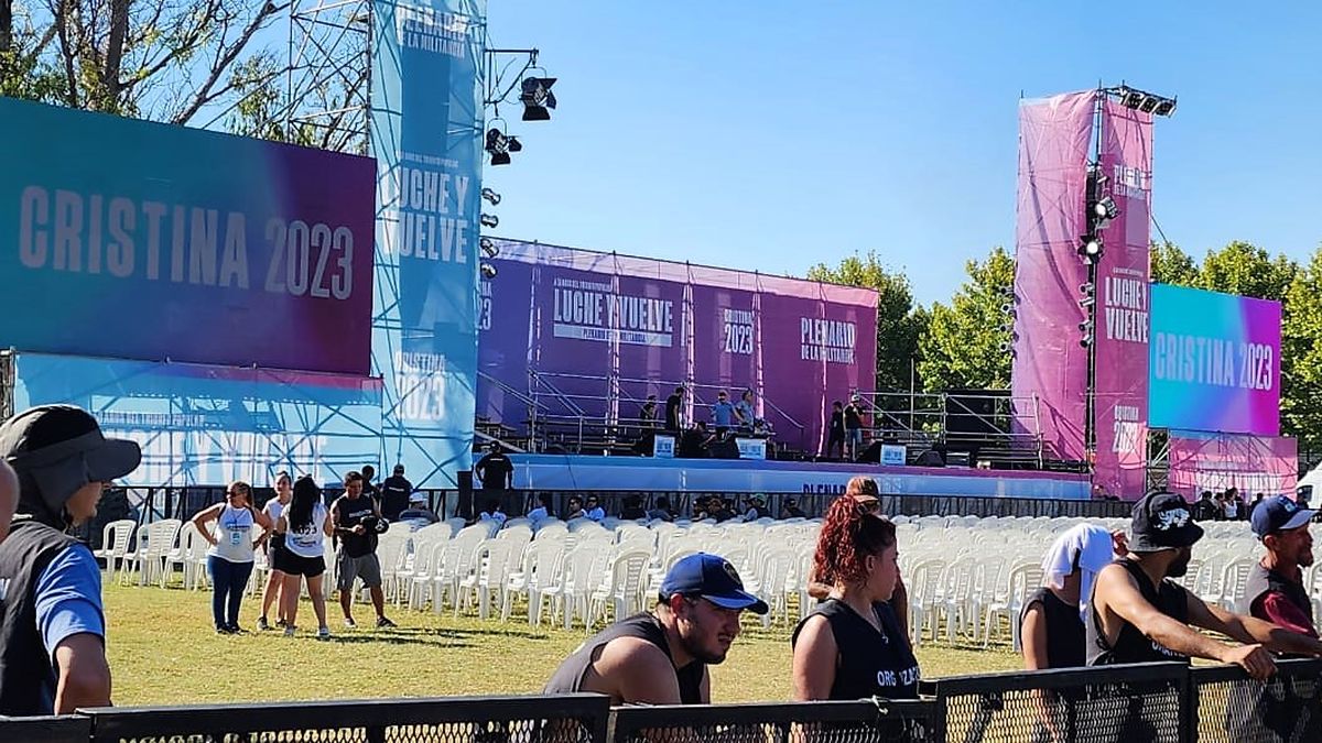 Se espera que el cierre sea pasadas las 18 horas. A24.com presente en el plenario militante cristinista. (Foto: Stella Gárnica)