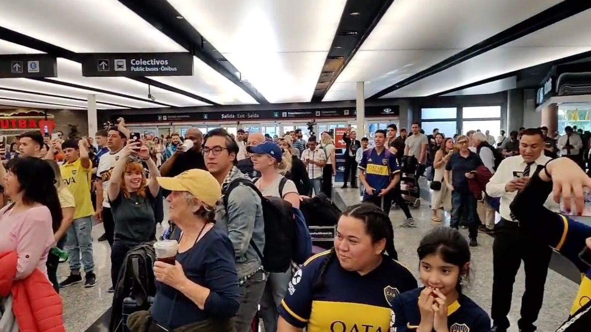 Hinchas de Boca esperaron en Ezeiza a los jugadores. (Foto: Planeta Boca Juniors)