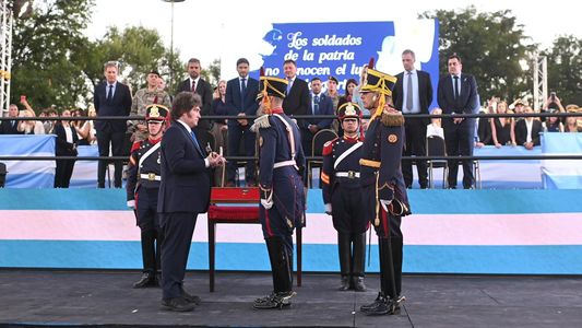 Milei encabezó la entrega del sable corvo de San Martín a los Granaderos: Conquistar la libertad debe guiarnos siempre