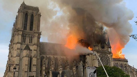 Cantaron el Ave María mientras las llamas consumían la Catedral: la emocionante reacción de los parisinos frente al trágico incendio