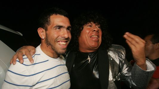 Video: Tevez y la Mona Jiménez se cayeron del escenario mientras bailaban