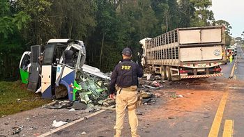 Tragedia: un colectivo que llevaba pacientes chocó de frente con un camión y murieron 23 personas